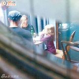 组图：皮特与朱莉携双胞胎香港逛街