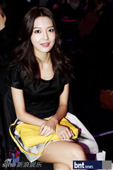 组图：韩星朴信惠与少时秀英等亮相首尔时装周