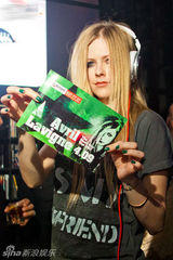 组图：艾薇儿莫斯科演出会歌迷 秀亲和力不设防