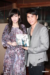 周慧敏彩裙优雅亮相 获绯闻旧爱黄凯芹献吻(图)