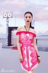 组图：黄圣依全新时尚大片高贵冷艳