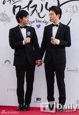 组图：韩导与同性恋人高调完婚 河莉秀等道贺