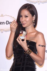 组图：隋棠与名媛孙芸芸代言冰激凌 成吸金天后