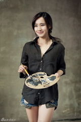 组图：王智写真笑容纯美 怡然享受绘画乐趣