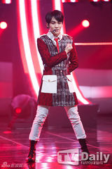 组图：SHINee打榜夺冠画花脸 朴志胤AOA性感　