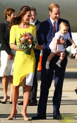 组图：凯特抱子随访澳洲 黄衣明艳狂风吹乱秀发