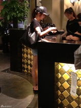 组图：杜若溪独自美体塑形 胸衣微露尽显小蛮腰