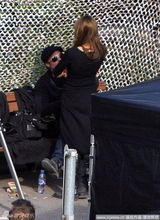 组图：皮特变“狗仔”对朱莉如痴如醉 探班大方拥吻