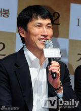 组图：韩片《朋友2》发布 金宇彬正装黑超耍帅