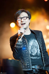 组图：汪峰成都激情开唱 歌迷起哄喊章子怡