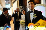 高清图：孙俪邓超上海大婚 新人现身当众亲吻