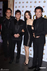 组图：关之琳性感不减爆乳秀美 捐百万助钟镇涛慈善