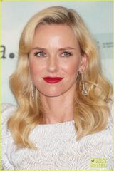 组图：娜奥米-沃茨红唇白裙亮相 优雅出席新片首映