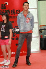 组图：陈伟霆谈裸跑尴尬笑 未能邀阿Sa看首映