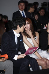 高清图：韩星宋钟基UEE出席颁奖礼 黑白配闪耀全场