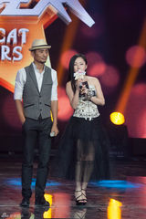 组图：杨钰莹黑色镂空纱裙隐约现美腿