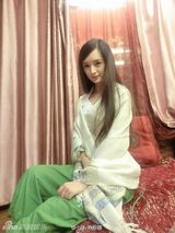 组图：女子酷似杨幂  网友直呼傻傻分不清