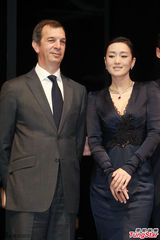 组图：巩俐黑色深V长裙亮相 身材性感气质优雅