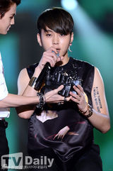 组图：韩团BEAST时隔1年回归开唱 献新曲首舞台