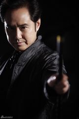 组图：冯雷绅士写真彰显高贵气质