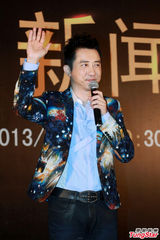 组图：庾澄庆花西装亮相北京 不改顽童本色