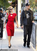 组图：希尔顿携小男友逛街 紧身红裙曲线毕露