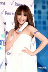 幻灯图集：萧亚轩性感抹胸洋装代言 否认变宗教信仰