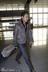 组图：汪小菲机场绕路避狗仔 煲电话粥疑与大S蜜语