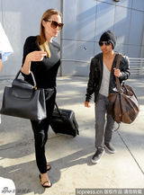 组图：朱莉与养子同返洛杉矶 全黑装扮酷劲十足