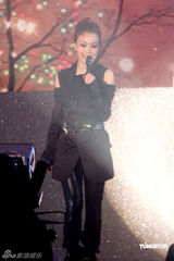 幻灯图：容祖儿露肩礼服帅气 阿Sa(蔡卓妍)颁奖礼上露笑容