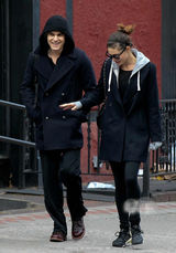 组图：曝吸血鬼保罗与狼女演员热恋 牵手被拍