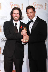 高清图：《在云端》获最佳剧本 导演编剧后台庆功