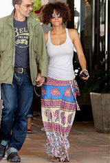 组图：哈利-贝瑞长裙现身和未婚夫午餐