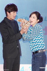 组图：Ella卖萌玩制服诱惑 贺军翔不逃避服役