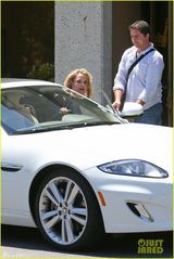 组图：布兰妮穿破洞装素颜出行 男友恩爱相随