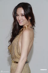 组图：陈乔恩露背礼服秀美背 不惧做剩女