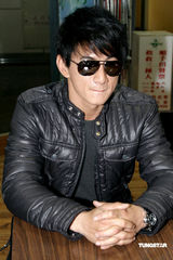 幻灯图：吴奇隆机场遇粉丝 承诺将重现招牌动作