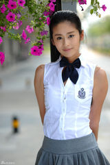 高清组图：“香香公主”颖儿拍清纯校服写真 