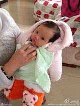 组图：杨臣刚自曝当爸 六个月女儿漂亮不随爹