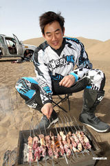 组图：任贤齐体验环塔拉力赛路况 训练受伤下巴流血 