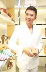 组图：邓超白衣帅气出席活动 谈男神面露羞涩