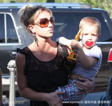 幻灯图集：布兰妮带儿子看电影 热裤秀健美双腿