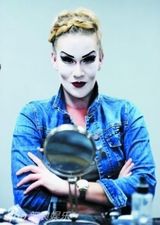 组图：直击百老汇化妆后台 美女瞬间变魔女