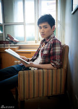 组图：李彦希学院派写真 体现随性简约生活气息