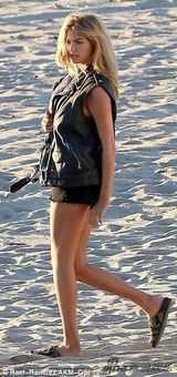 组图：抖奶超模阿普顿超短热裤 香吻献野马