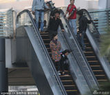 组图：李小璐贾乃亮拍戏臭脸零交流 疑似闹矛盾