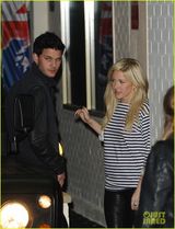 埃利-古尔丁与小男友秀恩爱 街头深情拥吻(图)