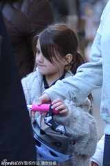 组图：小苏瑞骑滑板车放学 长款毛衣俏皮可爱