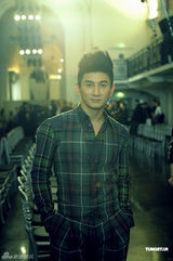 组图：吴奇隆亮相巴黎时装周抢足风头