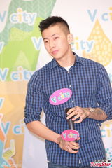 组图：朴宰范呼吁歌迷为海难祈祷 不知尼坤恋情